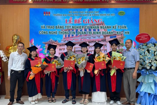 LỄ TRAO BẰNG TỐT NGHIỆP ĐẠI HỌC HÌNH THỨC VỪA LÀM VỪA HỌC NGÀNH: KẾ TOÁN, CÔNG NGHỆ THÔNG TIN, QUẢN TRỊ KINH DOANH NĂM 2025